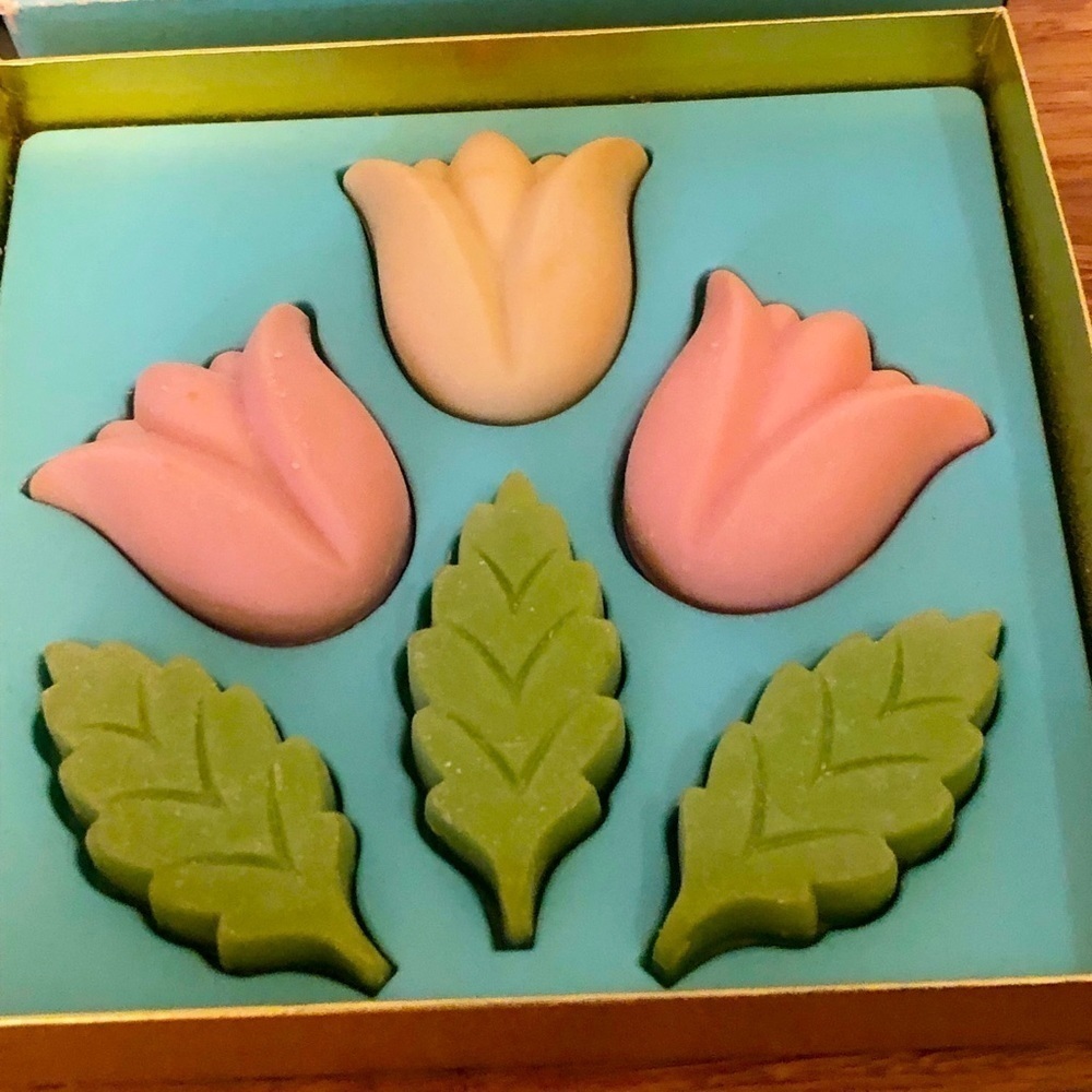 New in Box Vintage Avon Spring Hostess Soaps white and pink tulips. 6 soaps. - Picture 2 of 13